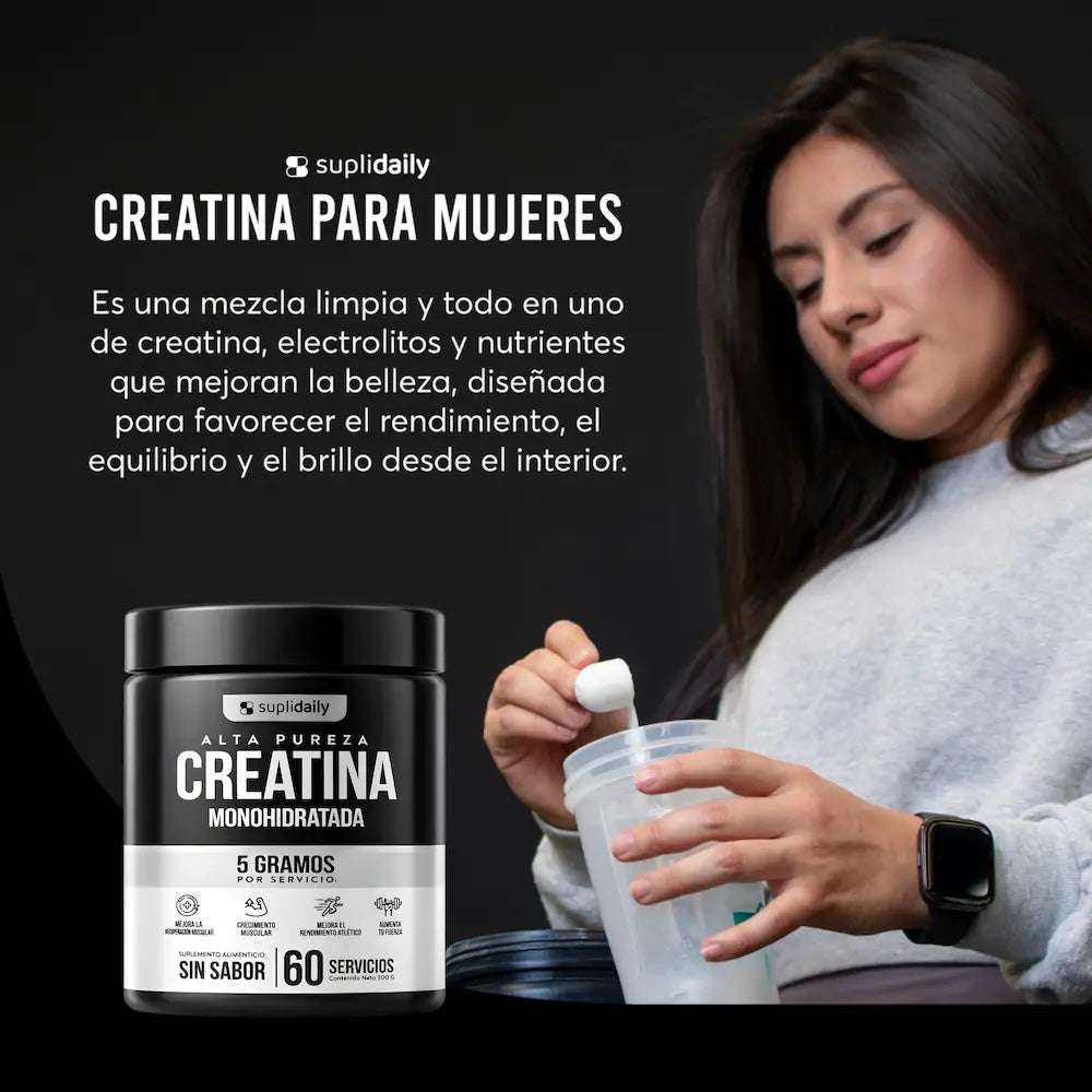 Mujer preparando batido de creatina monohidratada Suplidaily sin sabor